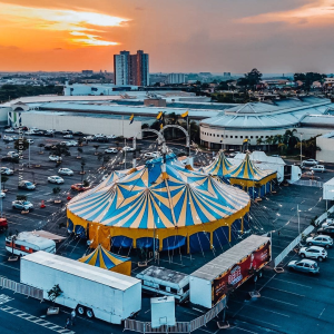 Lona do circo iluminada